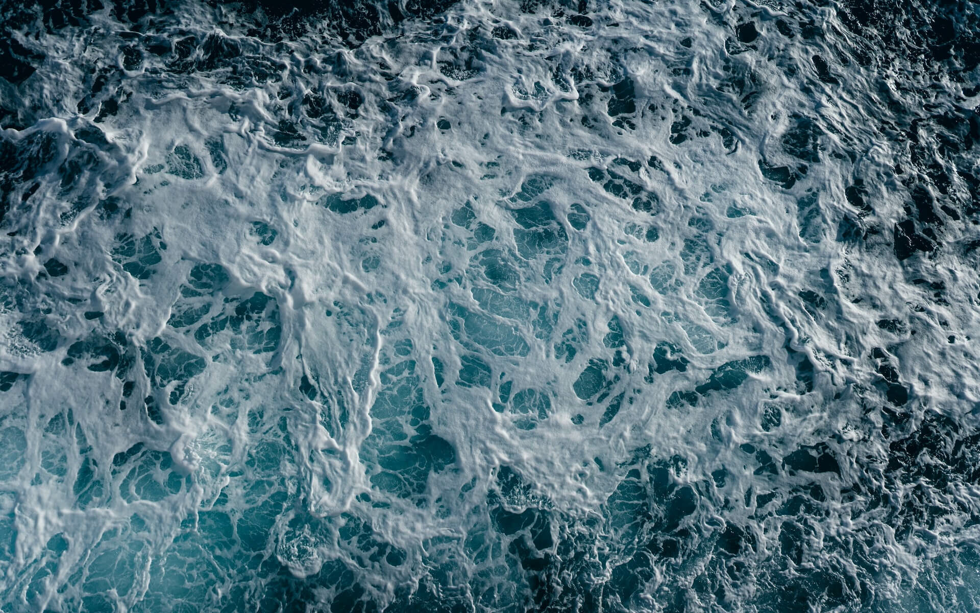 Turbulent blue waters in the ocean Turbulent blue waters in the ocean